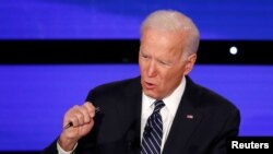 El exvicepresidente de EE.UU. y aspirante a la nominación presidencial demócrata, Joe Biden, durante el rmás reciente debate de su partido en la Universidad Drake, en Des Moines, Iowa. Enero 14 de 2020. Foto Reuters.