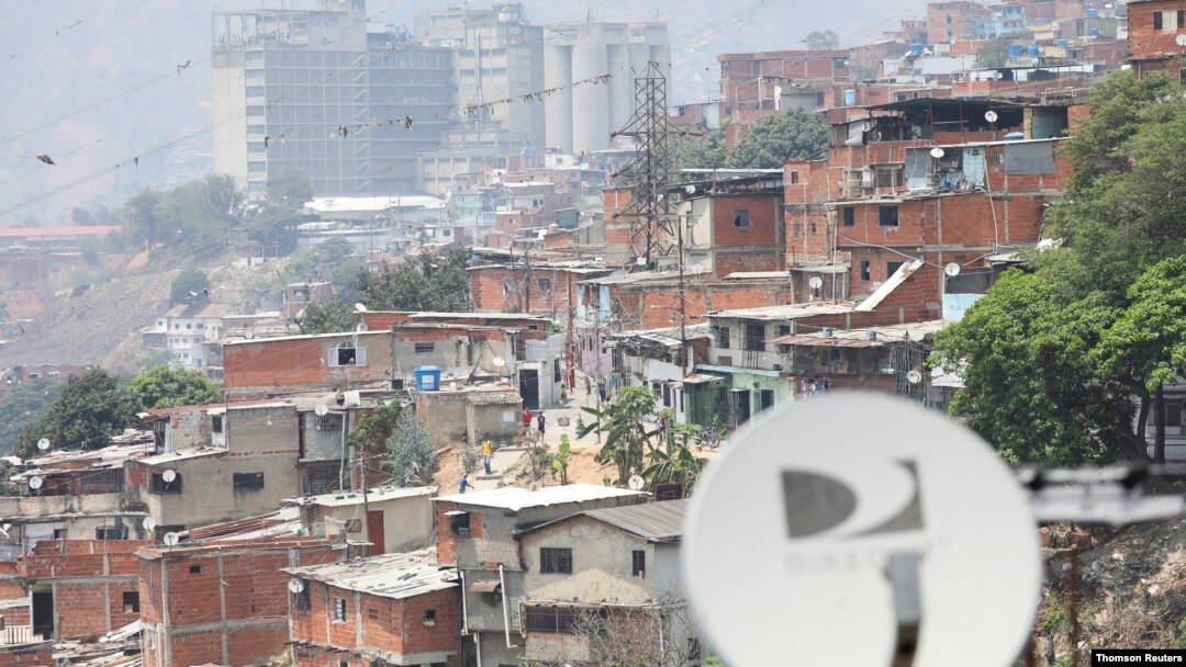 Una antena satelital en el vecindario de Catia, a las afueras de Caracas, la capital venezolana. Foto de archivo.