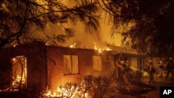 El incendio en Paradise, a unos 290 kilómetros (180 millas) al noreste de San Francisco seguía ardiendo sin control el viernes.