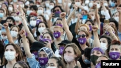 Para wanita meneriakkan slogan-slogan selama protes terhadap femicide dan kekerasan dalam rumah tangga, di Istanbul, Turki, 5 Agustus 2020. (Foto: Reuters)