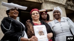 Esther Utjiua Muinjangue, à gauche, présidente de la Fondation du génocide d'Ovaherero en Namibie, et les membres de la délégation namibienne posent devant le ministère de la Justice de Berlin lors d'une réception en marge d'une restitution officielle des