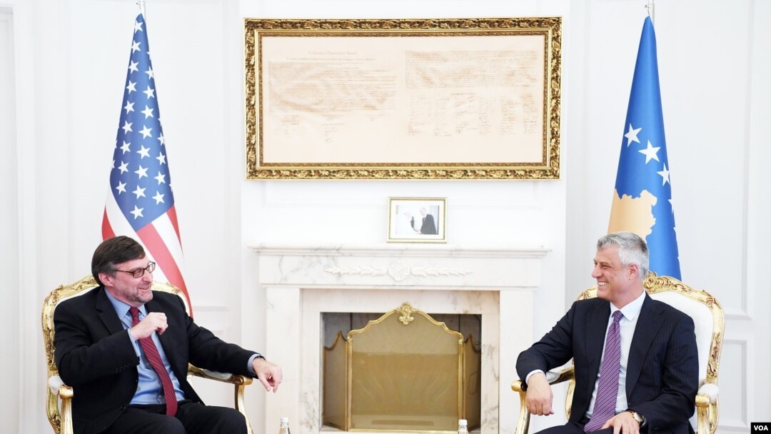 Zamenik pomoćnika američkog državnog sekretara za Evropu i Evroaziju Metju Palemr tokom današnjeg susreta sa predsednikom Kosova Hašimom Tačijem (Foto: VOA) 