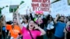 ARCHIVO - Manifestantes se unieron a miles de personas que marchaban alrededor del Capitolio de Arizona en Phoenix, en protesta por la decisión de la Corte Suprema de Estados Unidos de revocar Roe v. Wade, el 24 de junio de 2022.