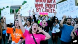 ARCHIVO - Manifestantes se unieron a miles de personas que marchaban alrededor del Capitolio de Arizona en Phoenix, en protesta por la decisión de la Corte Suprema de Estados Unidos de revocar Roe v. Wade, el 24 de junio de 2022.