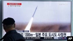 Archivo - Un hombre mira en TV imágenes del lanzamiento de un misil por parte de Corea del Norte en Seúl, Corea del Sur el 18 de marzo de 2016.