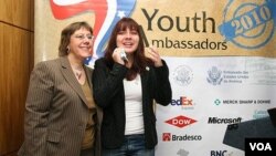 La encargada de Negocios de la Embajada de Estados Unidos en Brasilia, Lisa Kubiske y la Joven Embajadora 2010 Gabrielle Cavalheiro.