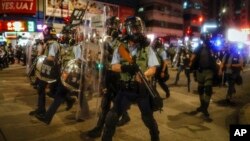 Policija na ulicama Hong Konga, 14. avgust 2019.