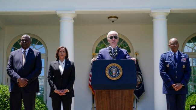 조 바이든 미국 대통령(가운데)이 25일 백악관에서 신임 합참의장에 찰스 브라운 현 공군참모총장(오른쪽)을 지명한다고 발표했다. 바이든 대통령 왼죡은 카멀라 해리스 부통령과 로이드 오스틴 국방장관.