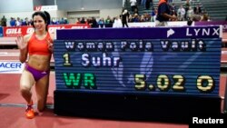 Jenn Suhr saltó 5.02 metros y destronó a la rusa Yelena Isinbayeva, líder en esa modalidad del atletismo.