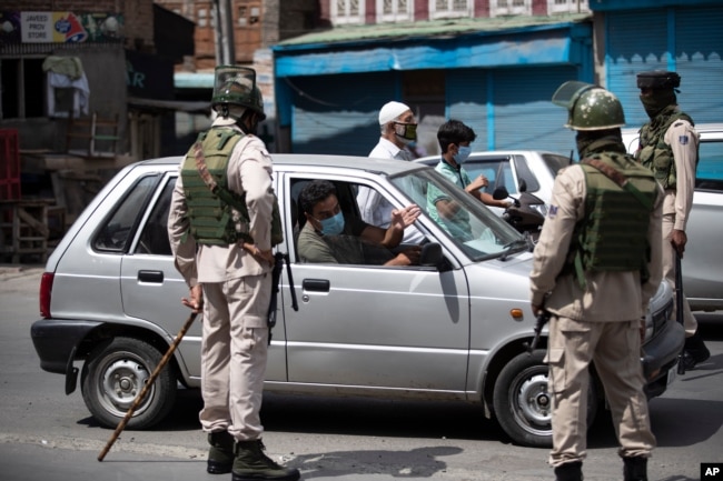 سیکیورٹی اہل کار سری نگر میں ایک شخص کو روک کر اس سے پوچھ گچھ کر رہے ہیں۔