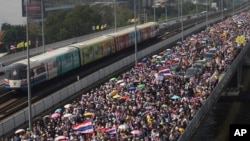 Demonstran anti pemerintah Thailand di Jembatan Takin pada protes di Bangkok, Thailand, 22 Desember 2013.