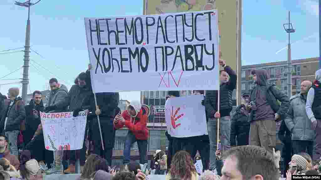 Na beogradskom Trgu Slavija u nedelju 22. decembra održan je veliki antivladin protest studenata i građana koji traže odgovornost za pad nadstrešnice železničke stanice u Novom Sadu 1. novembra i pogibije petnaestoro ljudi (Foto: VOA/Stefan Miljuš)