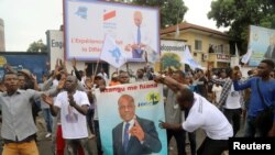 Les partisans du candidat à l'élection présidentielle congolaise, Martin Fayulu, dans la rue après que la coalition d'opposition a choisi comme le candidat à Kinshasa, en RDC, le 12 novembre 2018.