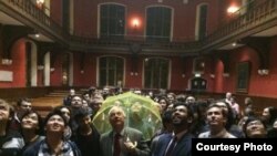 彭定康举黄伞与现场学生等人合照（牛津中国论坛FB）