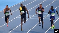 Usain Bolt de la Jamaïque, deuxième à gauche, remporte la finale masculine de 100 mètres devant André De Grasse du Canada, à gauche, Justin Gatlin des États-Unis et Jimmy Vicaut en France lors des compétitions d'athlétisme des Jeux olympiques d'été de 2016 au stade olympique de Rio De Janeiro, Brésil, 14 août 2016. 