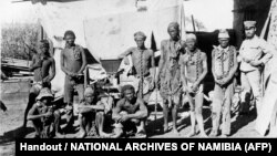 Cette photo d'archive non datée prise pendant la guerre de 1904-1908 de l'Allemagne contre Herero et Nama en Namibie montre un soldat (R) appartenant probablement aux troupes allemandes supervisant les prisonniers de guerre namibiens. - Le 28 mai 2021, l'