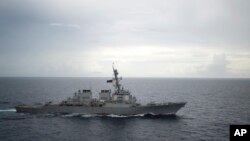 Kapal perusak rudal USS Decatur (DDG 73) di Laut Cina Selatan, 13 Oktober 2016. (Foto: dok).