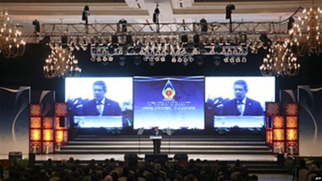 Tổng thống Indonesia Susilo Bambang Yudhoyono đọc diễn văn khai mạc Hội nghị Thượng đỉnh ASEAN thứ 18th ở Jakarta, ngày 7 tháng 5, 2011