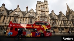 2020年10月6日英国冠状病毒病下，一辆观光巴士经过牛津大学大楼