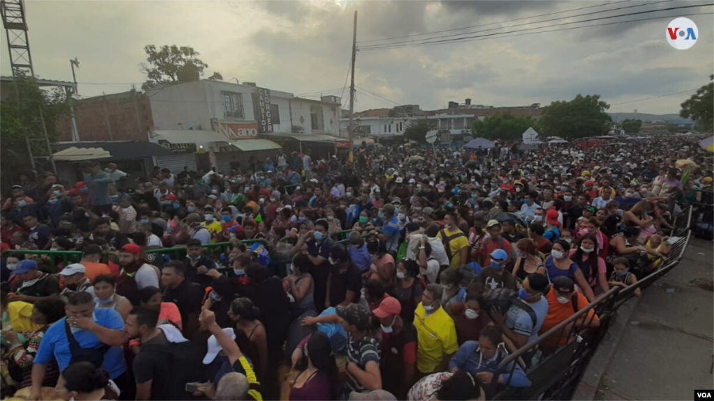 A las 4:30 p.m. hora local cientos de personas esperaban por que las autoridades colombianas abrieran nuevamente la frontera.&nbsp; (Foto: Hugo Echeverry)