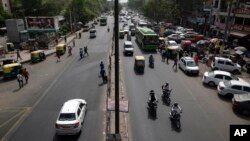 Hanya beberapa kendaraan terlihat melintasi jalanan Mehrauli Badarpur di New Delhi, India (15/4).