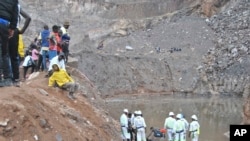 Des mineurs sont vus lors d'une mission de sauvetage à Chingola au nord de la capitale Lusaka, en Zambie, le samedi 2 décembre 2023. (Photo AP)