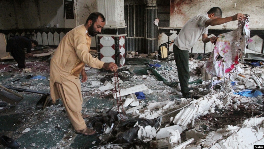 Warga membersihkan masjid pasca serangan bom bunuh diri di Herat, Afghanistan, Rabu (2/8). 