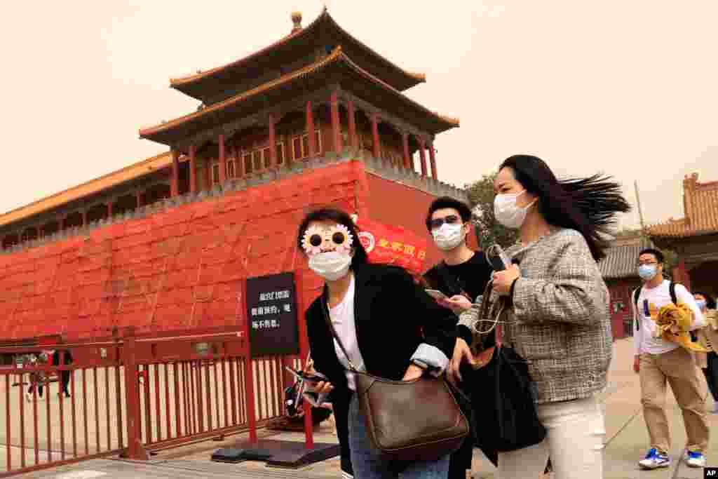 황사로 덮인 중국 베이징의 자금성을 방문한 관광객들. 