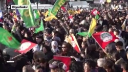 Abdullah Öcalan’ın mesajını Diyarbakır’da binlerce kişi halaylarla karşıladı 