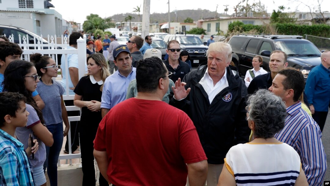 Presiden AS Donald Trump dan Gubernur Puerto Rico Ricardo Rosselló berbicara dengan warga di Guaynabo, Puerto Rico pasca badai Maria dalam kunjungan hari Selasa (3/10). 