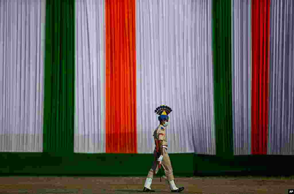 인도 가우하티(Gauhati)에서 독립기념일 행사에 참가하는 군인이 정통의상을 입고 리허설 장소로 향하고 있다.