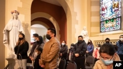 4일 미국 뉴욕의 성바르톨로뮤 성당에서 부활대축일 미사에 참석한 신자들이 마스크를 쓰고 있다.