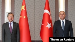왕이 중국 외교 담당 국무위원 겸 외교부장이 지난 25일 터키를 방문해 메블뤼트 차우쇼을루 외무장관을 만났다. 