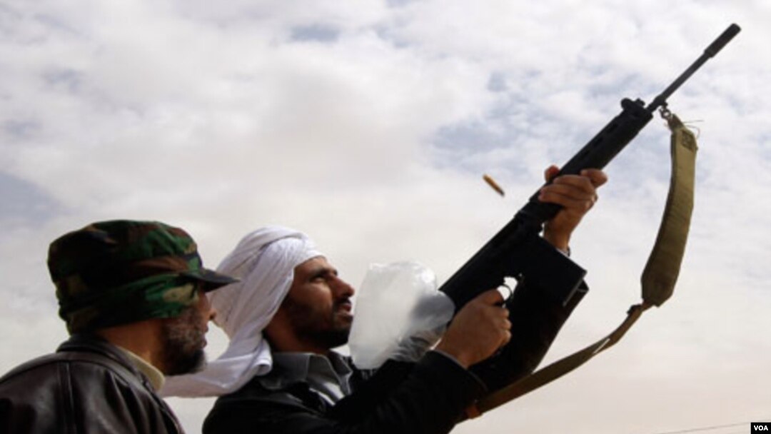 Para wartawan asing melaporkan suara tembakan terdengar di Tripoli, Minggu dini hari.