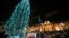 Sebuah pohon Natal terlihat menyala setelah upacara penerangan di Trafalgar Square London pusat. (Foto: AP/Lefteris Pitarakis)