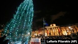 Sebuah pohon Natal terlihat menyala setelah upacara penerangan di Trafalgar Square London pusat. (Foto: AP/Lefteris Pitarakis)