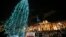 Sebuah pohon Natal terlihat menyala setelah upacara penerangan di Trafalgar Square London pusat. (Foto: AP/Lefteris Pitarakis)