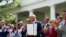 El presidente Donald Trump posa con el decreto sobre la Iniciativa para la Prosperidad Hispana de la Casa Blanca instantes después de firmar el documento.