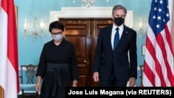 Menlu AS Antony Blinken dan Menlu Retno Marsudi berjalan menemui awak media usai pertemuan bilateral di Departemen Luar Negeri di Washington, AS, 3 Agustus 2021. (Foto: Jose Luis Magana via REUTERS)