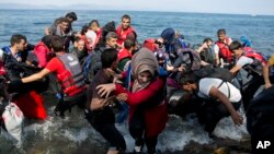 Migran Suriah tiba di Pulau Lesbos, Yunani bulan ini (foto: dok). Lebih dari 380 ribu pengungsi Timur Tengah dan Afrika memasuki Eropa lewat Yunani. 