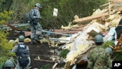 Rescatistas continúan el viernes en la búsqueda de sobrevivientes entre las casas destruidas por el fuerte sismo que remeció la isla Hokkaido al extremo norte de Japón.