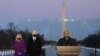 En esta fotografía de archivo del martes 19 de enero de 2021, el presidente electo Joe Biden y su esposa, Jill, escuchan al cardenal Wilton Gregory, arzobispo de Washington, pronunciar las preces durante una ceremonia en honor de víctimas del COVID-19.