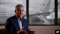 El presidente de Colombia, Iván Duque, en entrevista con The Associated Press previo a su viaje a la Asamblea General de Naciones Unidas, desde la base aérea del Comando Aéreo de Transporte Militar (CATAM), en Bogotá, Colombia, el sábado 21 de septiembre 2019.