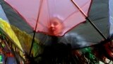 دانش&zwnj;آموز فلسطينی در مراسم يادبودی که به&zwnj;مناسبت چهارمين سال&zwnj;گرد سونامی ژاپن توسط سازمان امداد و کار برای پناهندگان فلسطینی&nbsp; وابسته به سازمان ملل برگزار شد، آماده هوا کردن بادبادکی می شود.