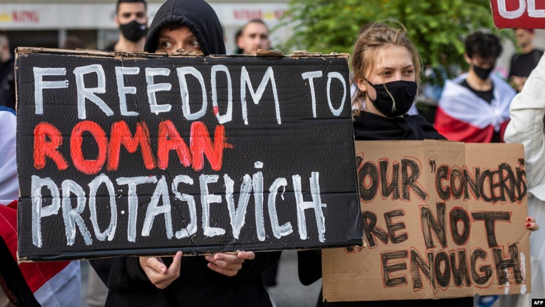 Protesti u Belorusiji zbog hapšenja novinara Romana Protaševiča (Foto: Wojtek RADWANSKI / AFP)