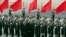 မြန်မာသမ္မတဦးထင်ကျော်နဲ့ တရုတ်သမ္မတXi Jinping တို့ စစ်ရေးပြလှည့်လည်ကြည့်ရှု့စစ်ဆေးစဉ်။ (ဧပြီ ၁၀-၂၀၁၇)