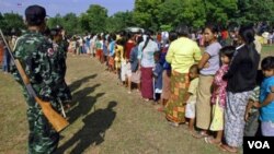 Para pengungsi Birma dari etnis minoritas Karen, antri untuk mendapatkan bantuan makanan di sebuah kamp pengungsi di Thailand (foro November 2010).