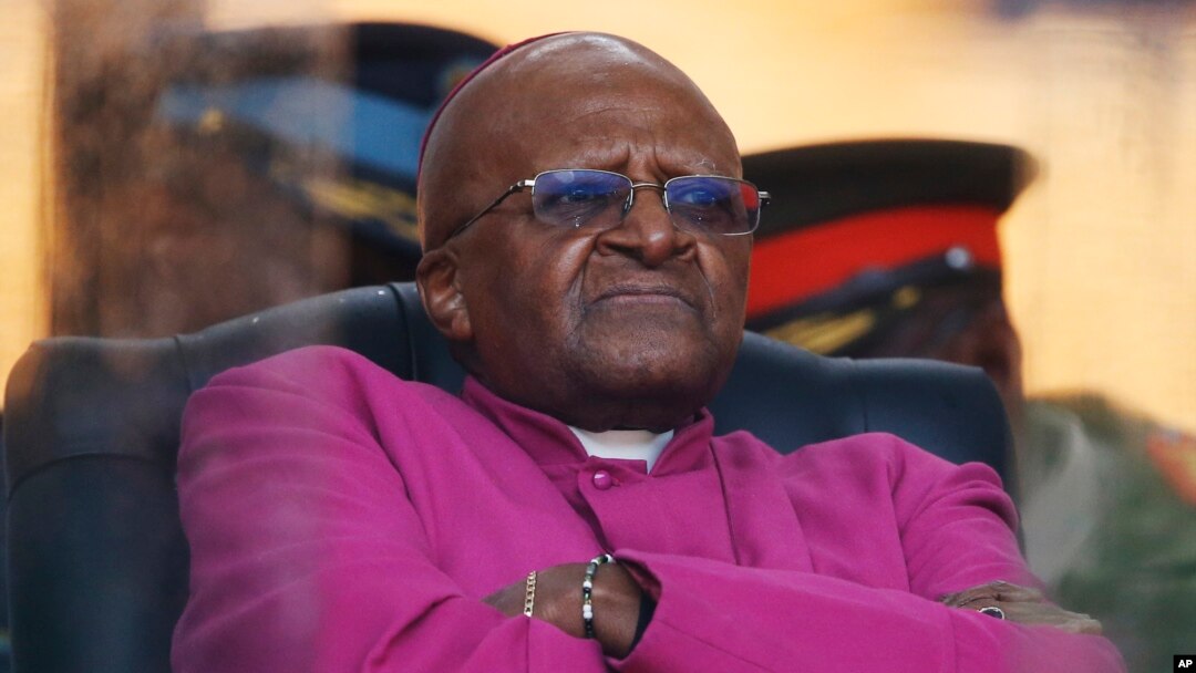Mantan uskup agung Afrika Selatan Desmond Tutu menunggu giliran berbicara dalam upacara penghormatan untuk mantan presiden Nelson Mandela di Soweto (10/12). (AP/Matt Dunham)