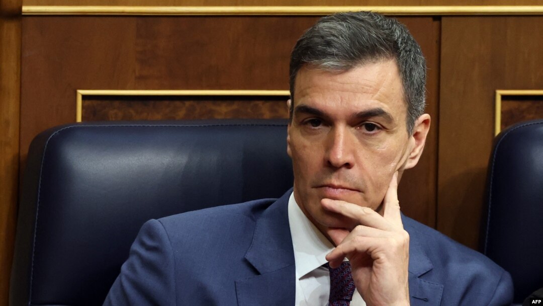 ARCHIVO - El primer ministro español, Pedro Sánchez, asiste a una sesión plenaria en la cámara baja del parlamento español, el Congreso de los Diputados, en Madrid, el 14 de marzo de 2024.