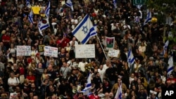 La gente protesta contra el gobierno del primer ministro israelí Benjamin Netanyahu y pide la liberación de los rehenes retenidos en la Franja de Gaza por el grupo militante Hamás en Tel Aviv, Israel, el 27 de abril de 2024